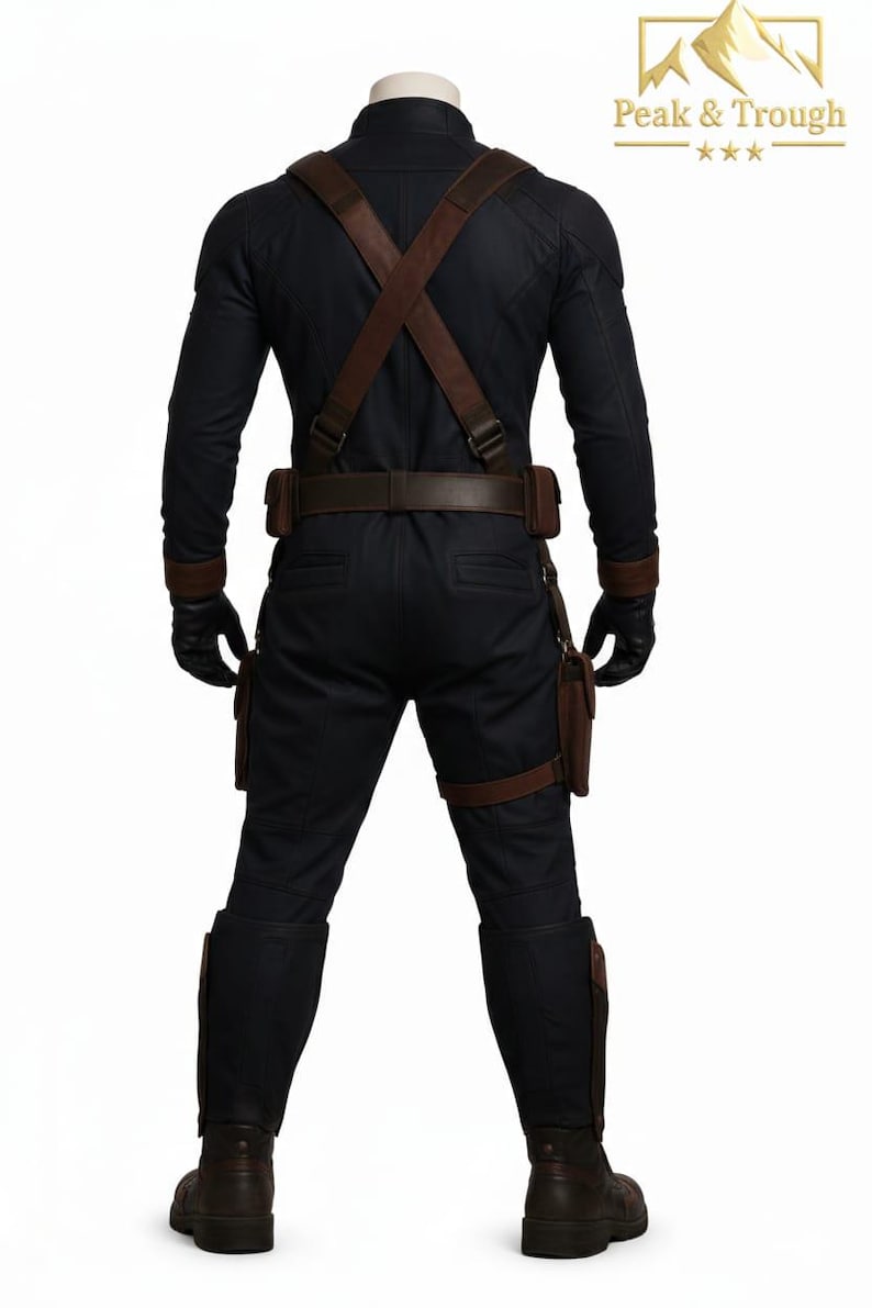 Pu&ograve; includere: Tuta tattica nera con dettagli in pelle marrone, tra cui bretelle, cintura e cinghie per le gambe. L'outfit presenta tasche multiple e guanti. Gli stivali sono marroni. Per cosplay o costume.