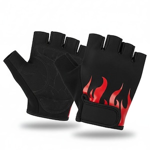 Puede incluir: Guantes sin dedos negros con diseño de llamas rojas. Los guantes tienen una palma acolchada y una correa de velcro en la muñeca. Adecuados para levantamiento de pesas, ciclismo u otras actividades físicas.