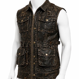 Può includere: Un gilet in pelle marrone invecchiata con diverse tasche, chiusura con zip e dettagli con fibbie. Il gilet ha un aspetto robusto e usurato, che suggerisce uno stile vintage. Il gilet è esposto su un manichino.