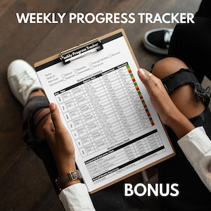 Pu&ograve; includere: Un appunti con un tracker di avanzamento settimanale stampato. Il tracker include sezioni per il tipo di esercizio, il tempo e come ci si &egrave; sentiti. Il testo "WEEKLY PROGRESS TRACKER" e "BONUS" sono in alto e in basso.