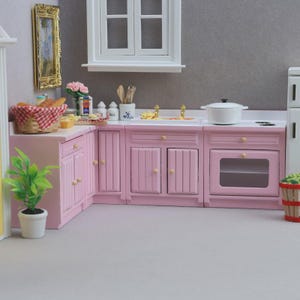 Miniatuurroze keukenset – 1:12 modulaire poppenhuiskasten – inclusief gootsteen, fornuis, hoekkast en aanrecht – van hout met gouden knoppen