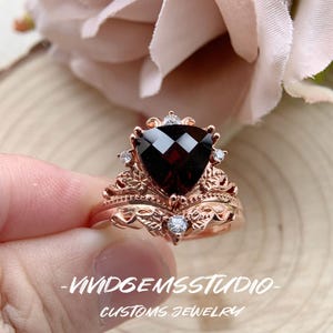 Anillo triangular de granate de plata de ley 925 / Diseño vintage de enredadera de 5 quilates / Moissanita color D