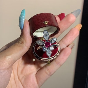 Anello floreale in argento sterling 925 / Rubino a taglio cuscino da 1 carato, petali di moissanite colore D