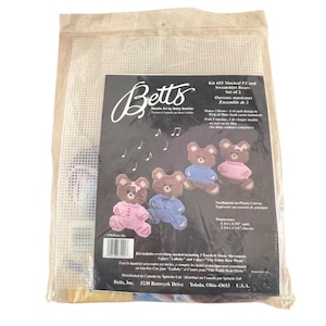 Puede incluir: Un kit de manualidades para hacer osos de punto de aguja. El paquete presenta cuatro osos terminados con trajes rosas y azules. El kit incluye todo lo necesario para hacer dos osos, con dimensiones de 8.48 x 11.63 cm cada uno.