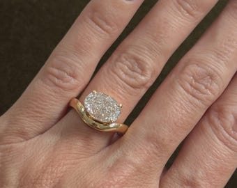 Anillo solitario ovalado de oro macizo / Moissanita de 4 quilates en banda gruesa curva / Anillo de promesa de oro macizo / Regalo de boda minimalista para ella