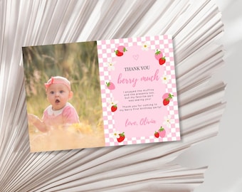 Può includere: Biglietto di ringraziamento di compleanno rosa e bianco con la foto di una bambina. Il biglietto presenta un tema fragola con il testo "Thank You berry much" e un messaggio personale.