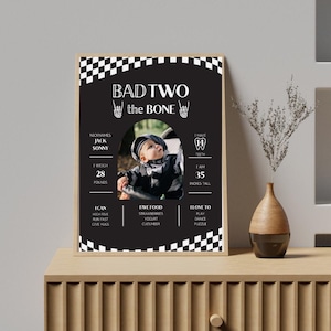Könnte beinhalten: Ein gerahmter Schwarz-Weiß-Druck mit einem Babyfoto und Text. Der Text lautet "Bad Two the Bone" und enthält die Spitznamen des Babys, das Gewicht (12,7 kg), die Größe (88,9 cm), Lieblingsspeisen und Dinge, die es gerne tut.