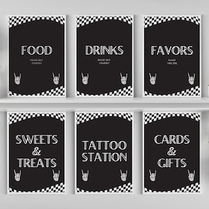 Puede incluir: Conjunto de seis letreros en blanco y negro con textos como "FOOD", "DRINKS" y "FAVORS". Cada letrero presenta un borde a cuadros, un gráfico de mano de esqueleto e instrucciones como "PLEASE HELP YOURSELF" o "TAKE ONE".