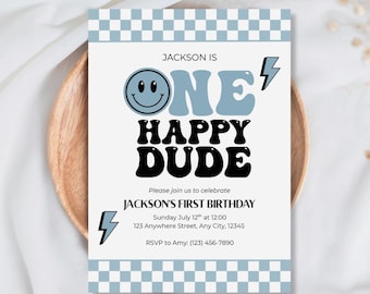 Puede incluir: Invitación de cumpleaños azul claro y blanco con el texto "JACKSON IS ONE HAPPY DUDE". La invitación incluye una carita sonriente y gráficos de rayos. La invitación es para el primer cumpleaños de Jackson.