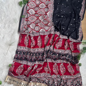 Saree van zachte zijden Ajrakh-print met echt spiegelwerk Designer gespiegelde kanten rand afbeelding 17