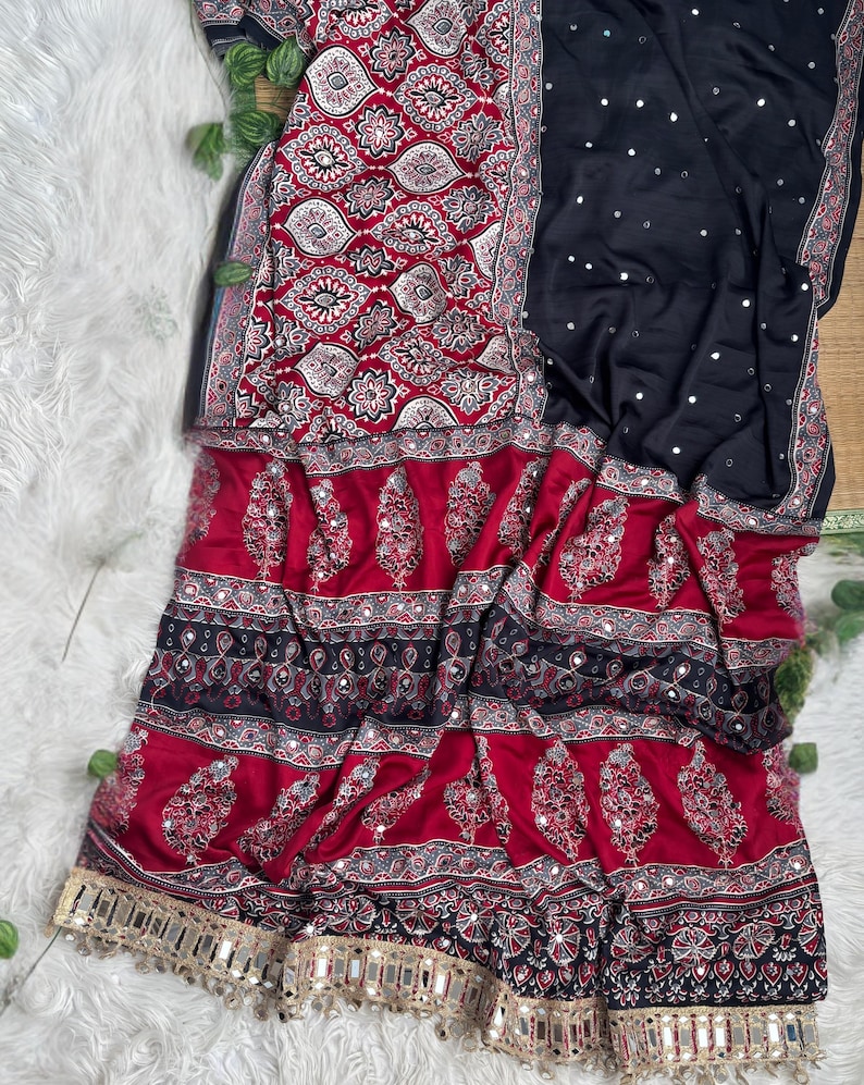 Saree van zachte zijden Ajrakh-print met echt spiegelwerk Designer gespiegelde kanten rand afbeelding 17