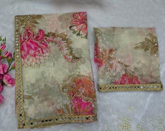 Op de afbeelding: Een set van transparante stof met bloemenpatroon, bestaande uit een groot rechthoekig stuk en een kleiner vierkant stuk. Het ontwerp heeft roze en bruine bloemmotieven op een crèmekleurige achtergrond, met een gouden spiegelrand.