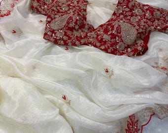 Witte sari van organzazijde: roodgouden bloemenborduurwerk, geschulpte rand, contrasterende blouse