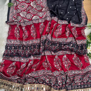 Saree van zachte zijden Ajrakh-print met echt spiegelwerk Designer gespiegelde kanten rand afbeelding 11