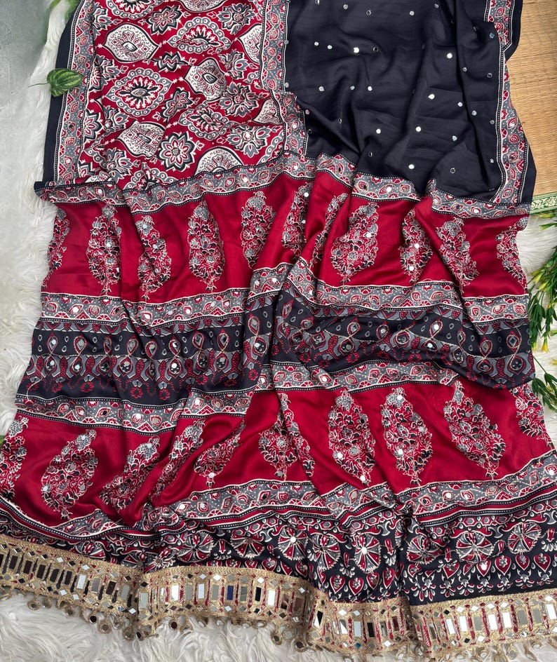 Saree van zachte zijden Ajrakh-print met echt spiegelwerk Designer gespiegelde kanten rand afbeelding 11