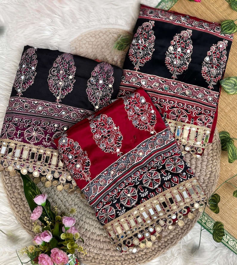 Saree van zachte zijden Ajrakh-print met echt spiegelwerk Designer gespiegelde kanten rand afbeelding 19