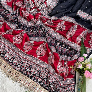 Saree van zachte zijden Ajrakh-print met echt spiegelwerk Designer gespiegelde kanten rand afbeelding 8