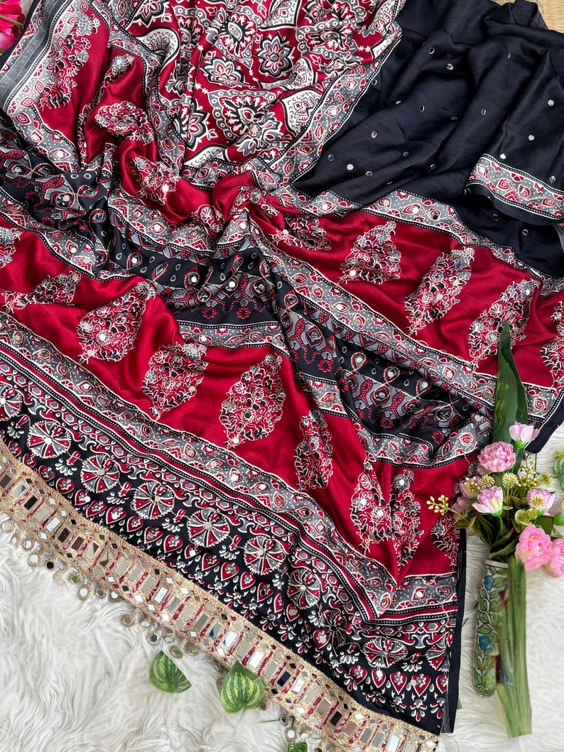 Saree van zachte zijden Ajrakh-print met echt spiegelwerk Designer gespiegelde kanten rand afbeelding 8