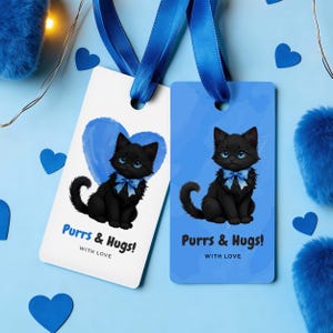Puede incluir: Dos etiquetas de regalo con cintas azules. Una etiqueta es blanca con un corazón azul y un gato negro con una pajarita azul. La otra etiqueta es azul con un gato negro con una pajarita azul. Ambas etiquetas dicen "Purrs & Hugs!" y "WITH LOVE."