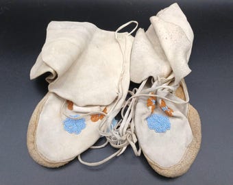 Vtg Native American Indian Beaded Leather Moccasins Size 5 White Brown Hide Sole Lace Up Dance Shoes