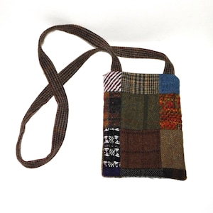 Bolso bandolera vintage de tweed Donegal con patchwork de Hanna Hat, hecho en Irlanda, de lana, con cremallera superior y pequeño soporte para teléfono móvil.