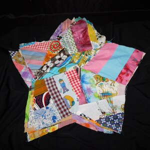Vintage 1960er Jahre Lot 8 Sternförmige Quilt-Blöcke aus Stoffresten, Rosa, Blau, Grün, Orange, Rot, 25"
