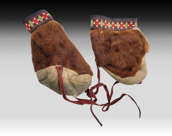 Bottes mukluk vintage en cuir et fourrure pour enfants fabriquées par les Inuits, bordures noires rouges vertes POUR LA DÉCORATION