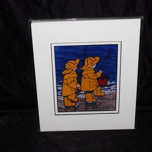 Toni Spencer Pêche Enfants Manteaux de Pluie Jaunes Chapeaux Poteaux Bait Bucket Papier Art Print Carte de Batik Post Falls ID