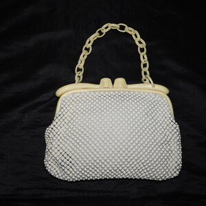 1940er Jahre White Metal Mesh Purse von Mid Century Zelluloid Creme Alumesh Pin-Up Bag USA Made