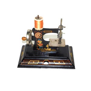 Vintage Casige 121 Child’s Toy Sewing Machine Fairy Tale Hand Painted Tin Metal Made in Germany Works