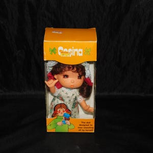 Boneca Cosina vintage em caixa, independente, com cabelo para pentear, vestido floral dos anos 1970, touca de 15 cm de altura