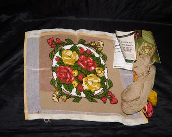 Funda de taburete vintage de 1978 con estampado floral de rosas rojas y amarillas, parcialmente bordada.