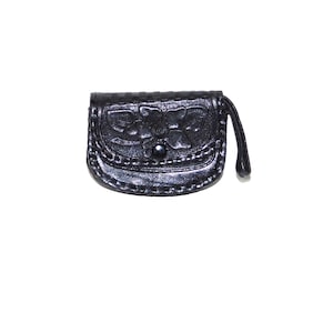 Petit sac à main vintage en cuir repoussé en cuir noir avec rabat à bouton-pression floral hippie western