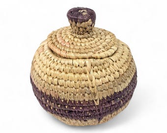 Vtg Alaska Native Yupik Eskimo Made Mini Koszyk Zwinięty Trawa Gałka Górna Pokrywa Brązowo-Fioletowy Barwnik 3" wys.