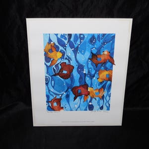 Puede incluir: Una pintura de acuarela de cinco peces dorados nadando en un agua con un patrón azul y blanco. Los peces dorados son naranja, rojo y amarillo.