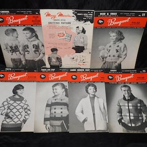 Może przedstawiać: Kolekcja zabytkowych broszur z wzorami do robienia na drutach, przedstawiających zdjęcia dzieci i dorosłych w dzianinowych swetrach i płaszczach. Broszury mają tytuły takie jak "Carousel", "Deer & Trees" i "Robert". Marka "Bouquet" jest widoczna na okładkach.