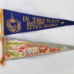 1967 Sitka Alaska Kauf Hundertjahrfeier Wimpel & grauer Hundeschlitten Team Eisbär Totempfahl Set 2 Blaue Alaska Wandbehänge