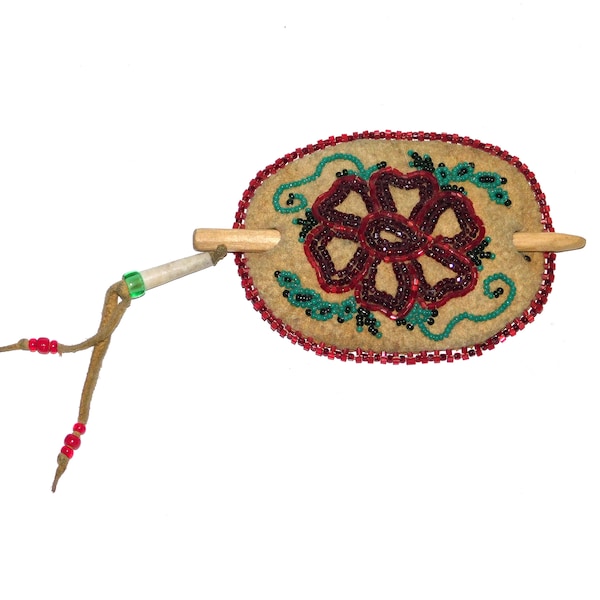 Barrette perlée en peau d'orignal fabriquée par les Indiens de l'Athabaskan en Alaska, fleur rouge sur daim avec pique en bois, amérindien