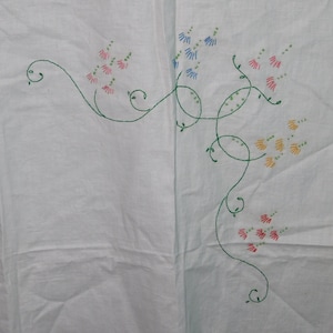 VTG gestickte Tischwäsche Tischdecke und Servietten unfertiges Handwerksprojekt rosa lila gelb grün mit Blumen