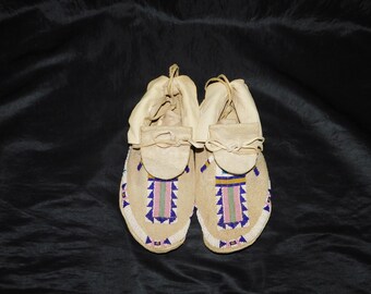 Vtg Native American Indian Beaded Moccasins Girls Size 3 4 Brown Suede Leather Sole White Purple Pink Blue Beads