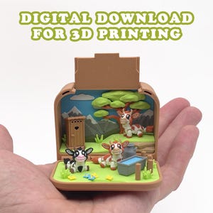 Puede incluir: Un diorama en miniatura impreso en 3D dentro de una caja marrón que presenta dos vacas pequeñas, una letrina de madera, un árbol y un abrevadero. El texto DIGITAL DOWNLOAD FOR 3D PRINTING aparece sobre la escena de paisaje agrícola.