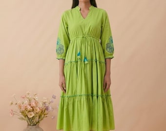 Limettengrünes Leinen-Midikleid mit besticktem Quastenband im Boho-Cottagecore-Stil