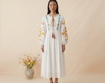 Weißes Boho Maxikleid aus Baumwolle, Folk Stickerei, Quastenkrawatte, Ballonärmel