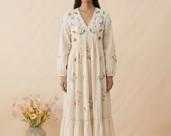 Creme besticktes Maxikleid, Boho Kleid aus Baumwolle mit Blumenmuster, Cottagecore Langarmkleid, Sommerkleid mit V-Ausschnitt, Handmade Outfit
