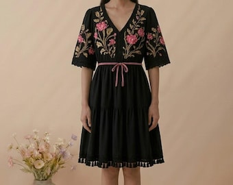 Schwarzes Baumwolle Mini Kleid, Rosa Blumen Stickerei, V-Ausschnitt