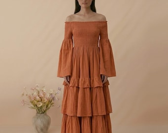 Terrakottafarbenes Leinen-Maxikleid mit Stufenrock, schulterfrei, Boho-Stil, Rüschen, lange Ärmel, Cottagecore-Look, Urlaubsflair