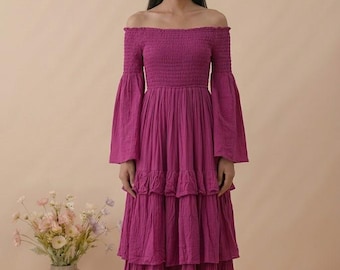 Magenta Leinen-Maxikleid mit Stufenrock, schulterfrei, Boho-Stil mit Glockenärmeln, Cottagecore-Look, Urlaubsflair