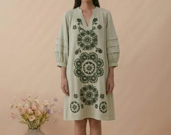 Salbeigrünes Besticktes Baumwoll Mini Kleid, Boho Floral Tunika, Cottagecore Casual Style
