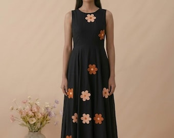 Schwarzes Maxi Kleid aus Baumwolle, ärmellos in A-Linie, mit 3D Daisy Applikation, Vintage Stil