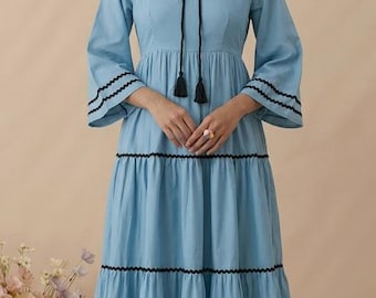 Blaues Leinen-Midikleid, Peter-Pan-Kragen, Blumenstickerei, Cottagecore-Stil